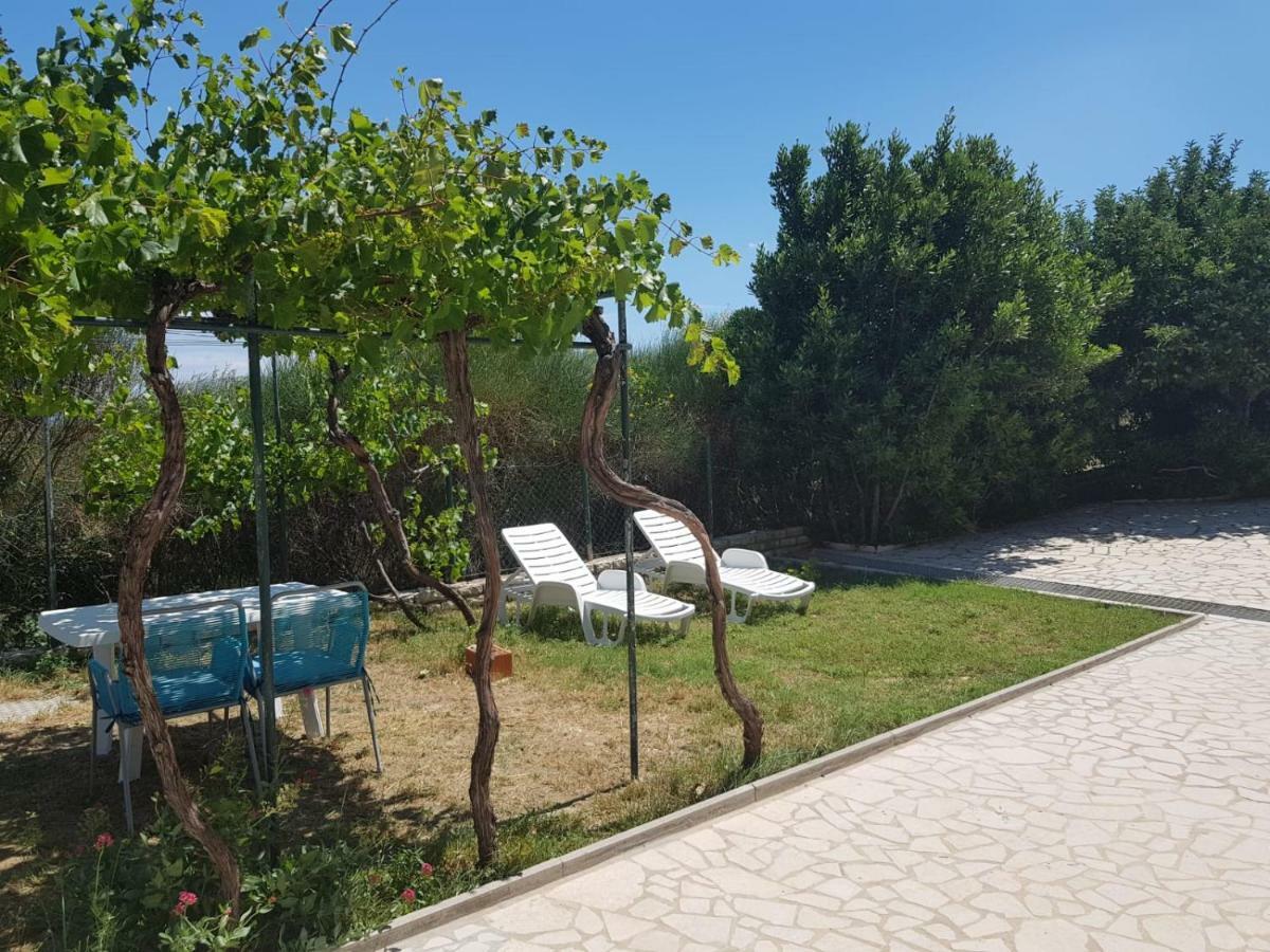 Apartments Mestrovic Lopar Exterior photo